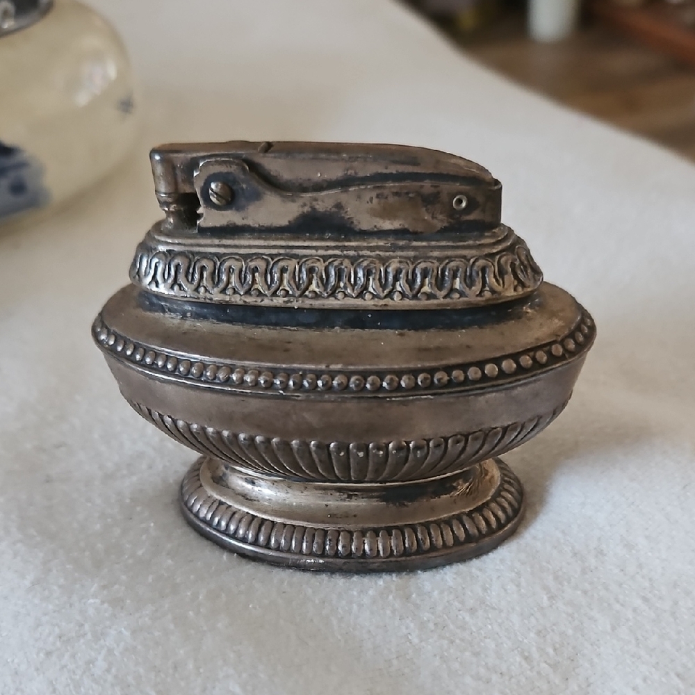 This is a vintage Ronson Queen Anne silverplate table lighter.